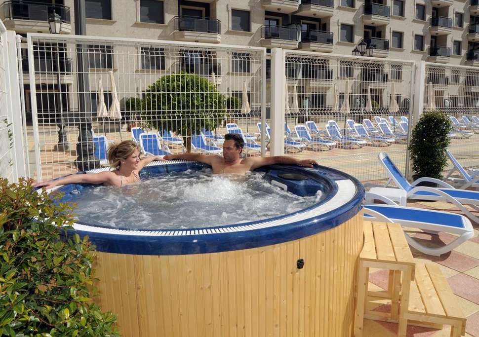 Een foto van het zwembad bij Nuriasol Appartementen