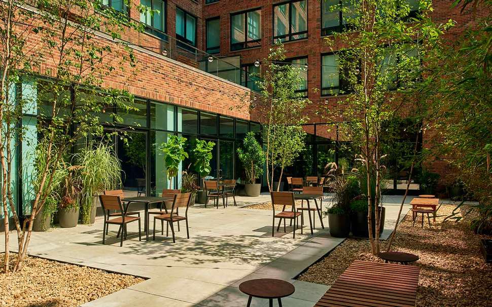 Ein Foto von der Terrasse im Arlo SoHo Hotel