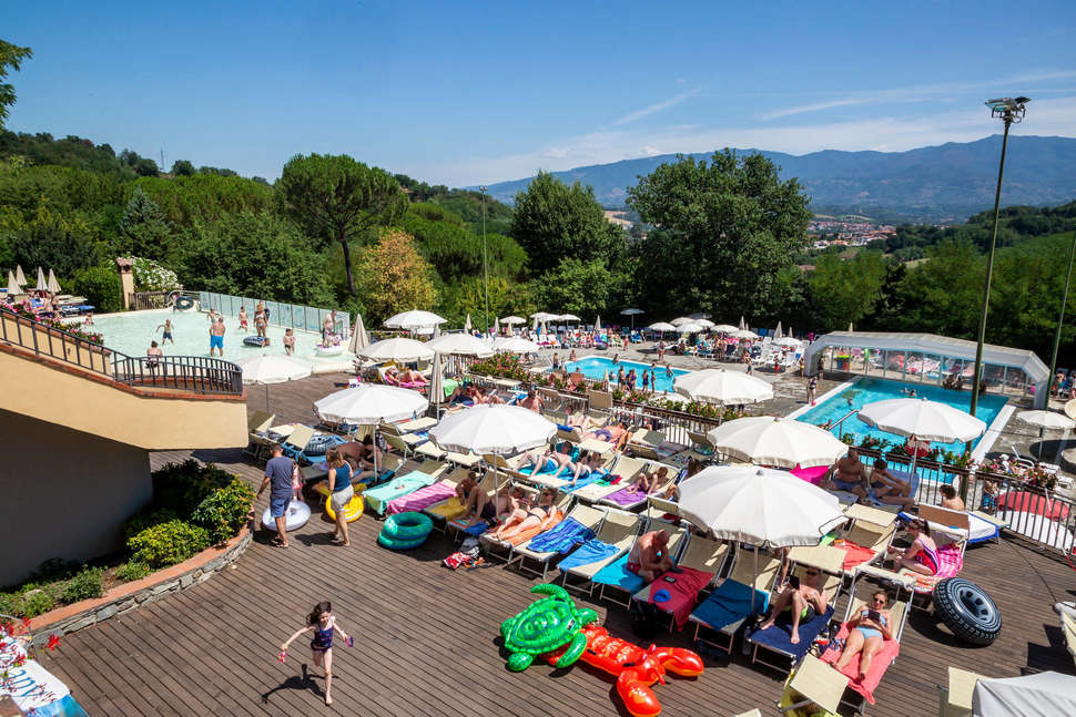 Een foto van het terras bij hu Norcenni Girasole Village