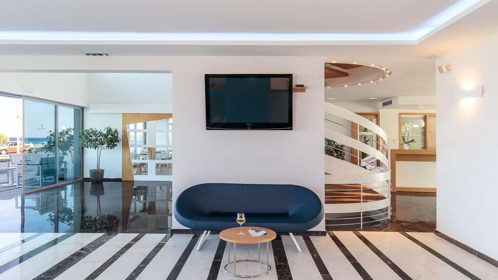 Een foto van het interieur van Aquarium View Hotel