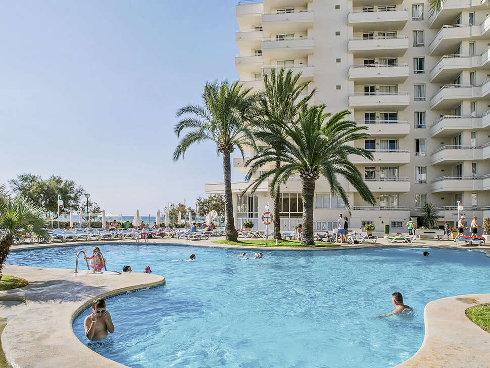 Een foto van het zwembad bij Aparthotel Playa Dorada