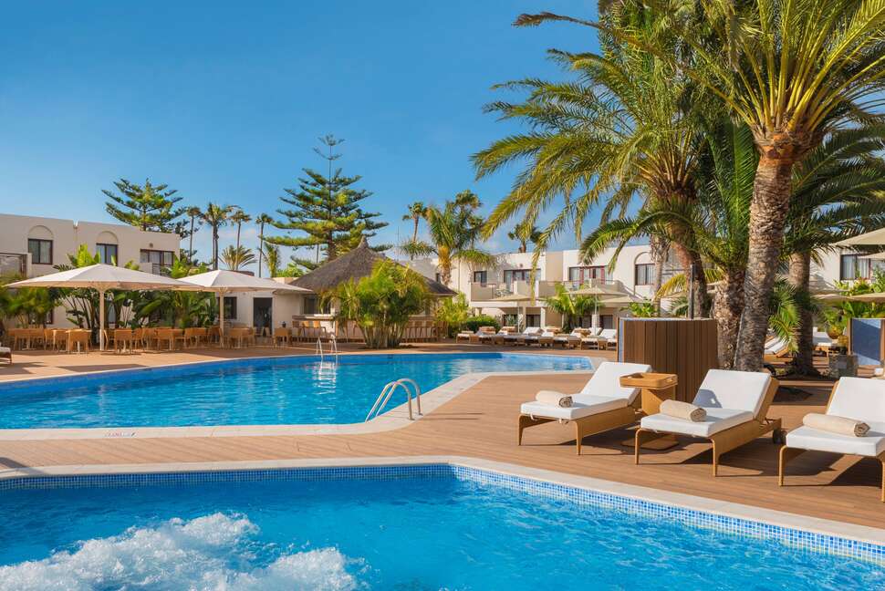 Een foto van het zwembad bij Alua Suites Fuerteventura