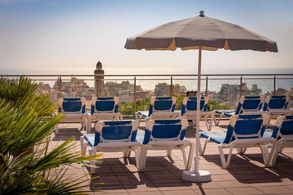 Een foto van het terras bij H-Top Jadhe