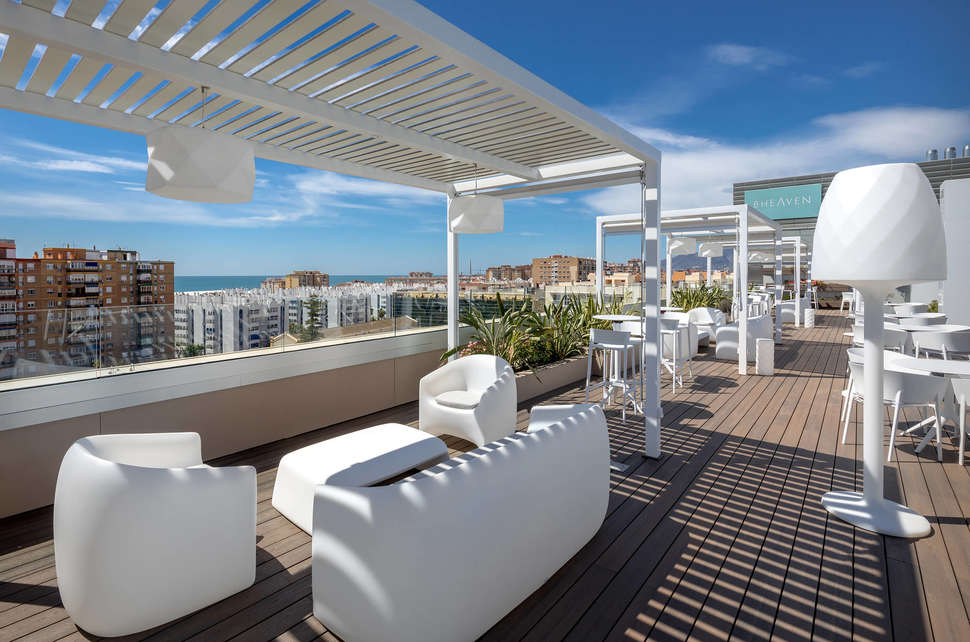 Een foto van het terras bij Barcelo Malaga