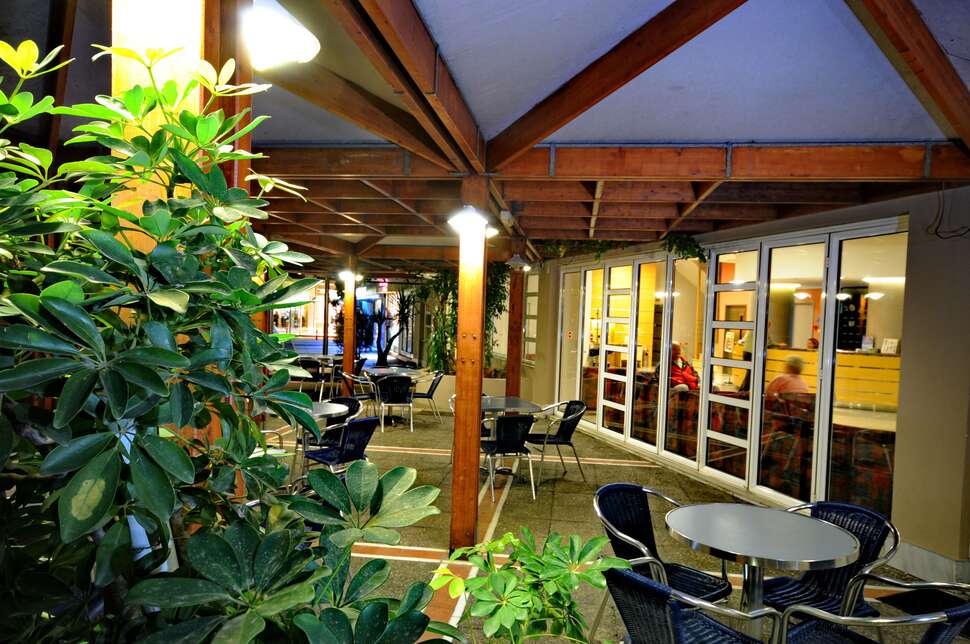 Een foto van het terras bij Maritina Hotel
