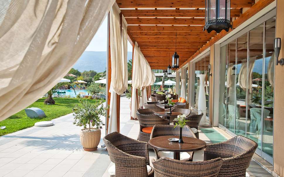 Een foto van het terras bij Hotel Poseidon Palace