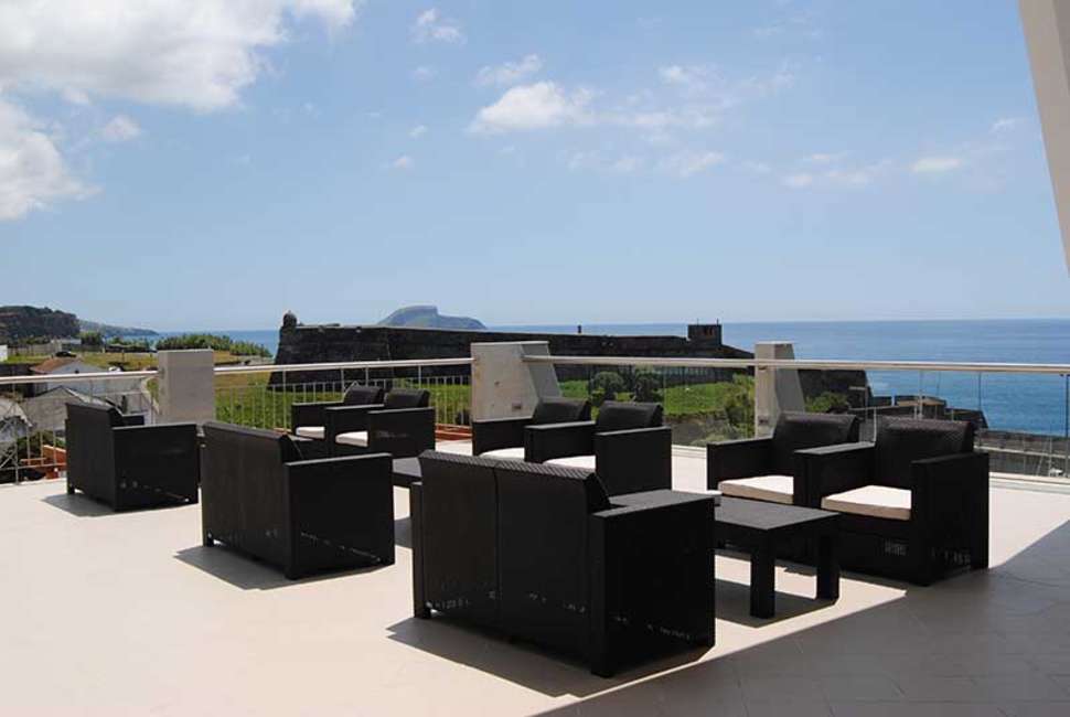 Een foto van het terras bij Angra Marina Hotel