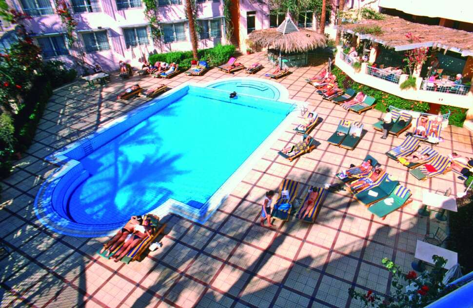 Een foto van het zwembad bij Sea Garden Hotel