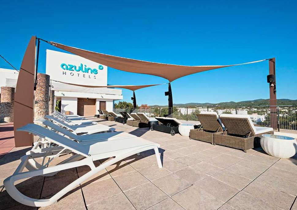 Een foto van het terras bij azuLine Hotel Bergantin