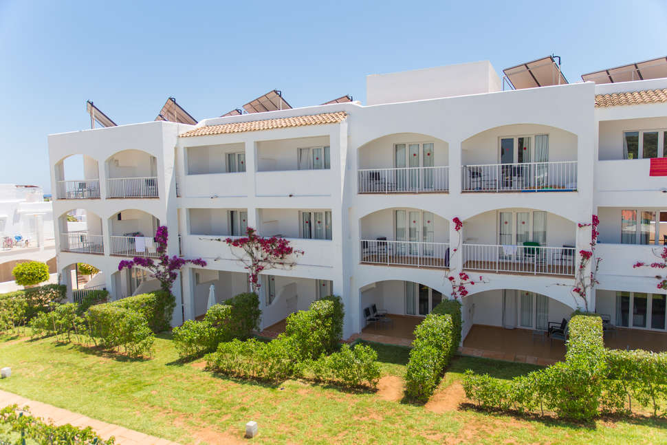 Een foto van de buitenkant van Hotel Club Es Talaial