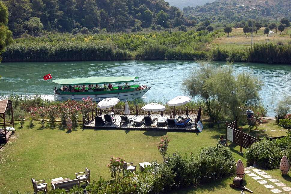 Een foto van het terras bij Dalyan Resort Hotel