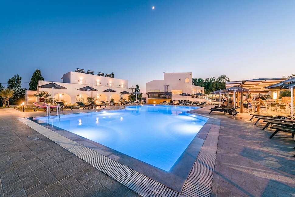 Een foto van het zwembad bij Belmare Hotel