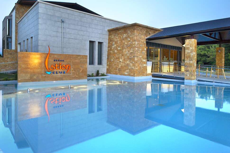 Een foto van het zwembad bij Istion Club & Spa