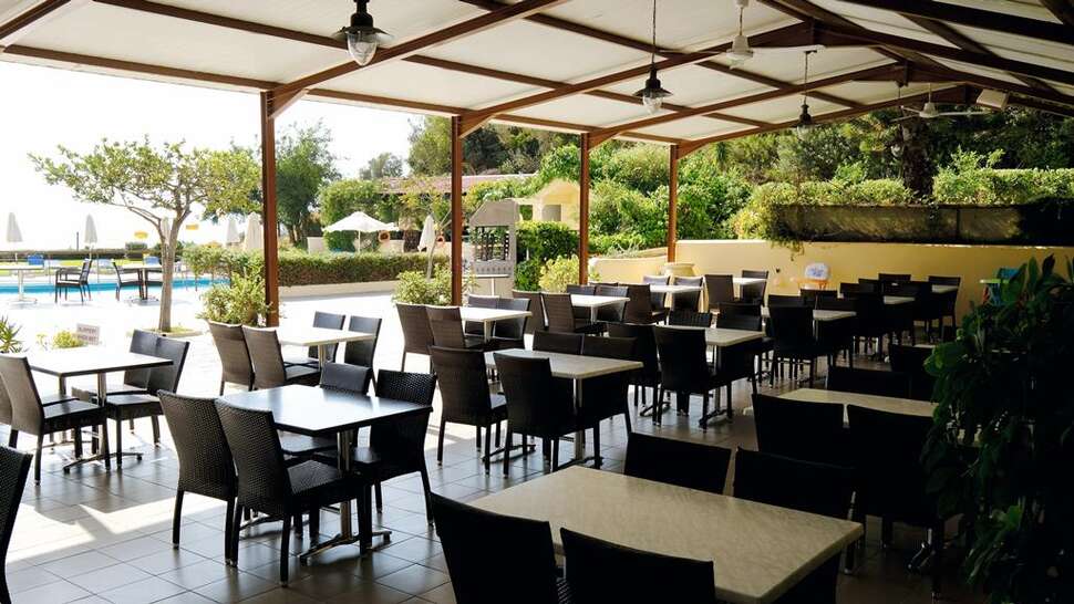 Ein Foto Karavados Beach Hotel