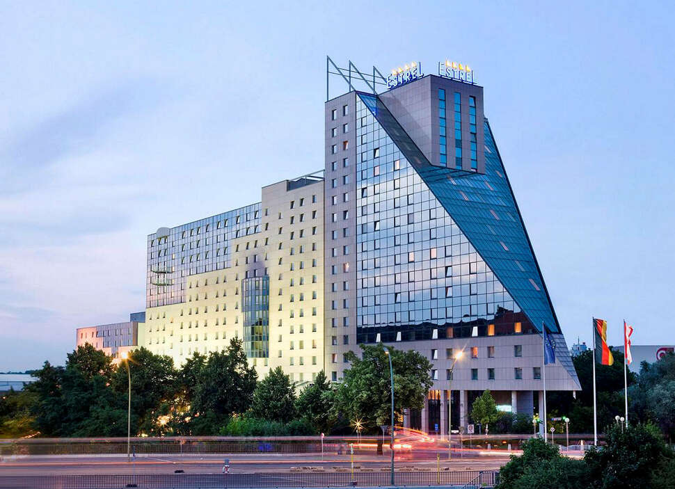 Een foto van de buitenkant van Estrel Hotel