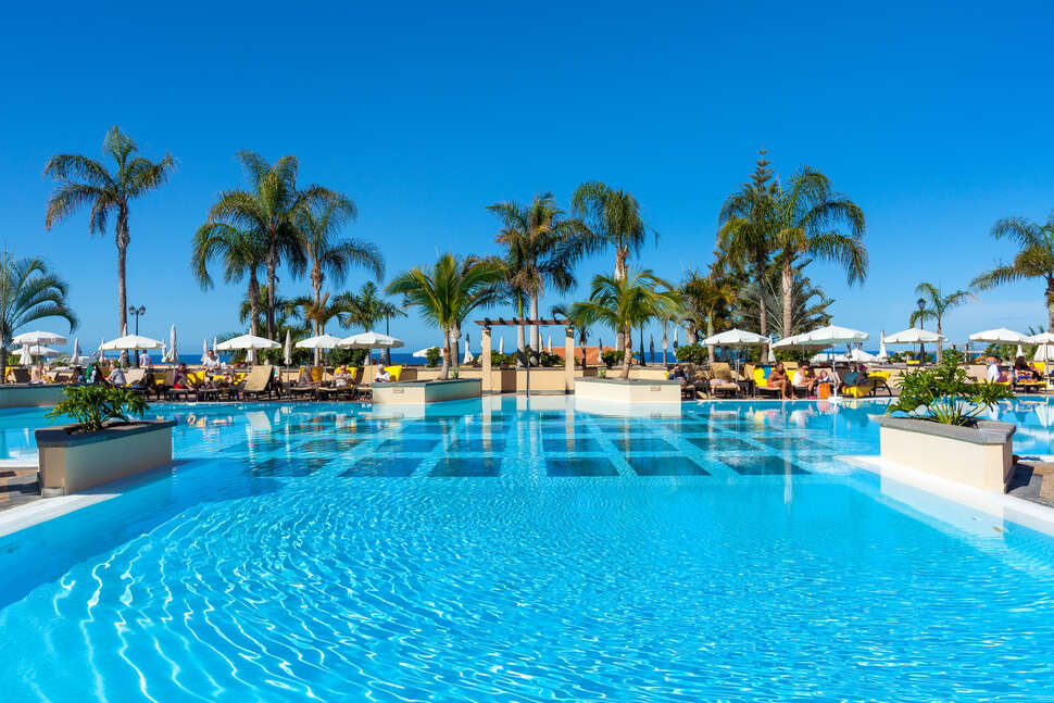 Een foto van het zwembad bij GF Gran Costa Adeje