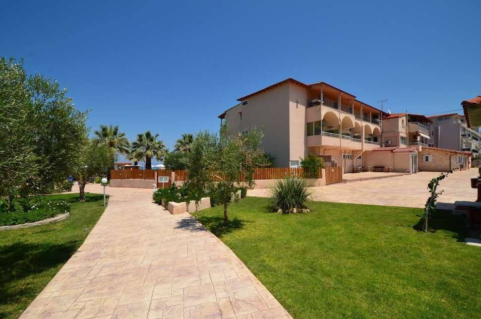 Een foto van de buitenkant van Sousouras Holidays Resort