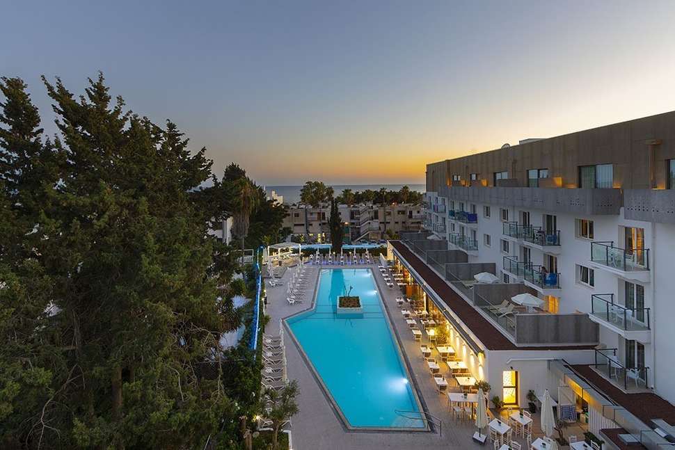Een foto van het zwembad bij Anemi Hotel & Suites