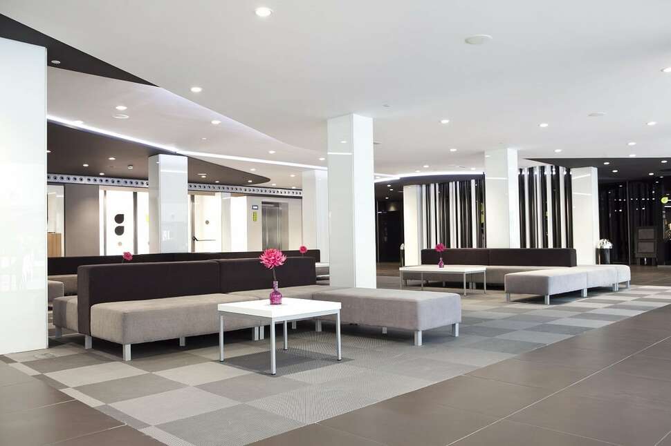 Een foto van het interieur van Flash Hotel