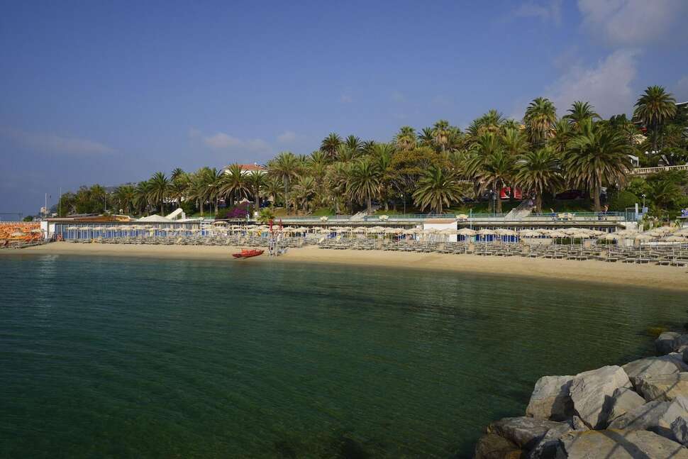 Ein Foto vom Strand beim Royal Hotel San Remo