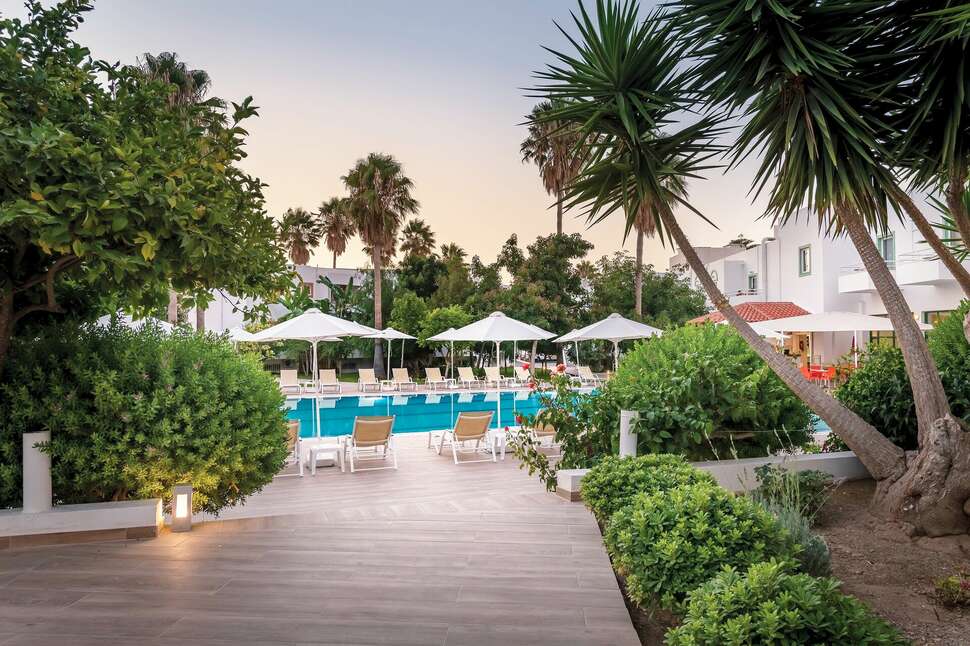 Een foto van het zwembad bij Alexandra Beach Aparthotel