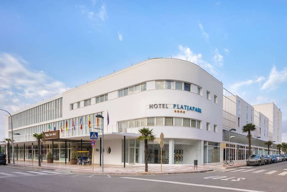 Een foto van de buitenkant van H-Top Platja Park