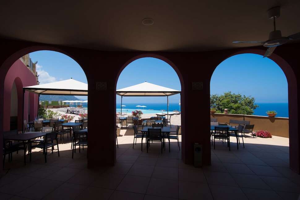 Een foto van het terras bij GH Avalon Sikani Resort