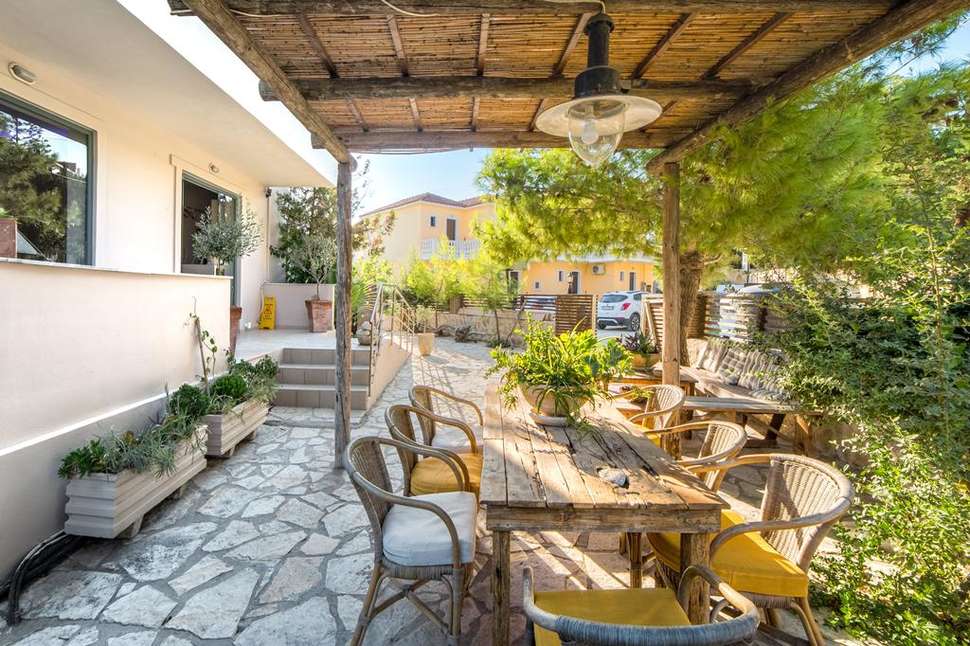 Een foto van het terras bij Appartementen Pierros