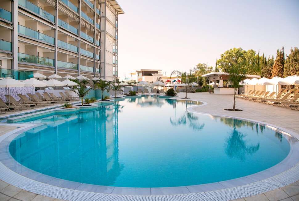 Ein Foto von einer Übersicht des Asterias Beach Hotel