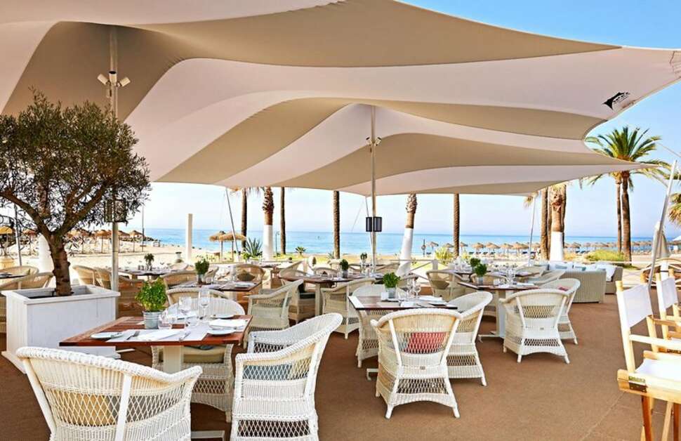 Ein Foto von der Terrasse im Puente Romano Beach Resort & Spa