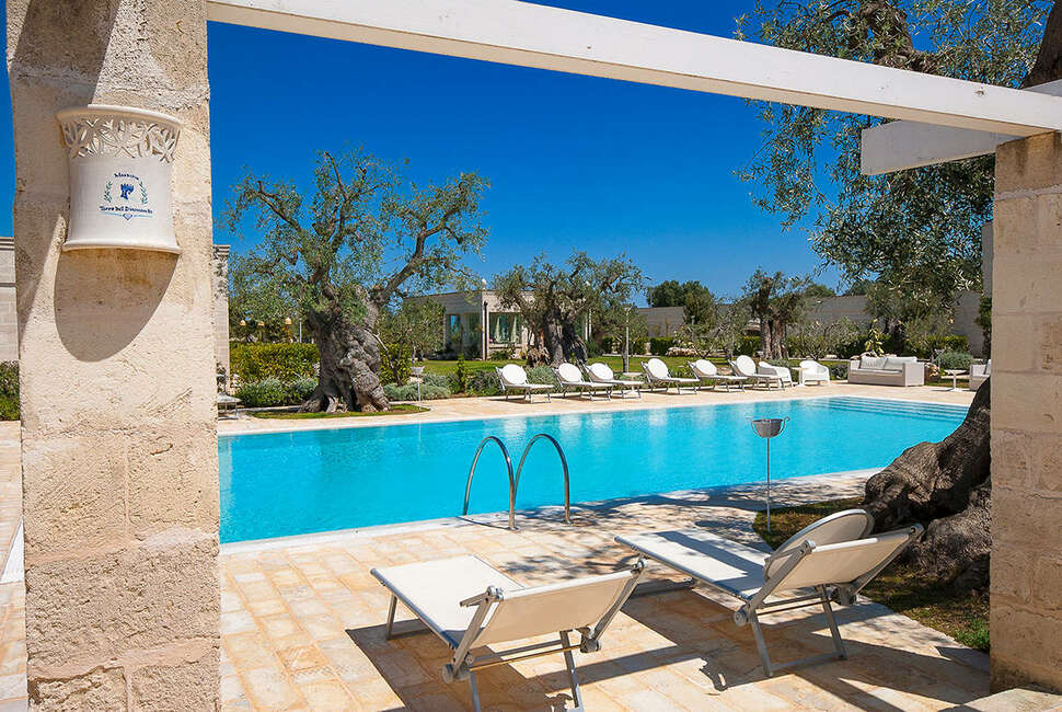 Een foto van het zwembad bij Masseria Torre del Diamante
