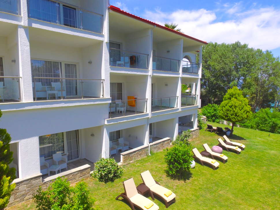 Een foto van de buitenkant van Alexander The Great Beach Hotel