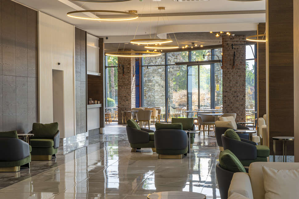 Een foto van het interieur van Side Square Hotel
