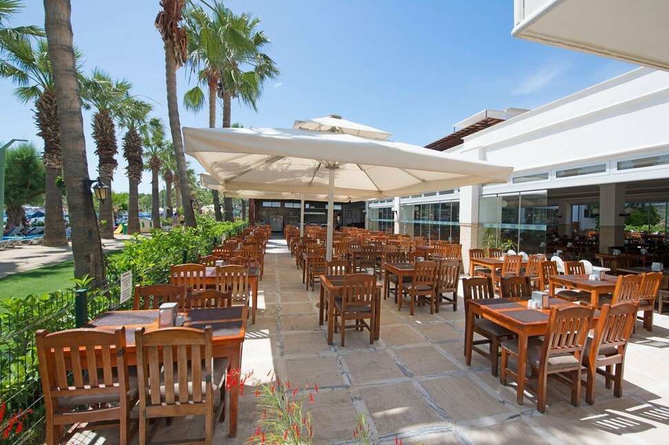 Een foto van het terras bij Hotel Sami Beach