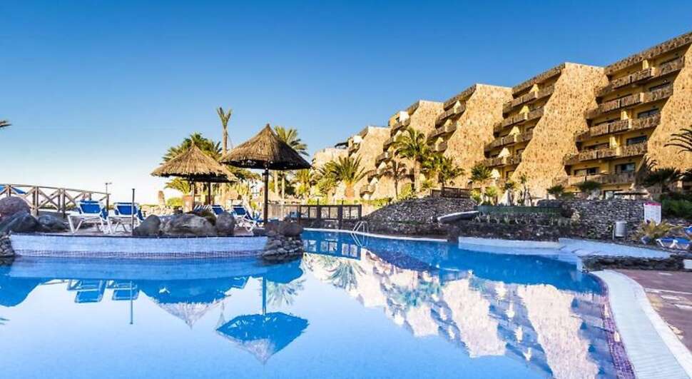 Een foto van het zwembad bij BlueBay Beach Club