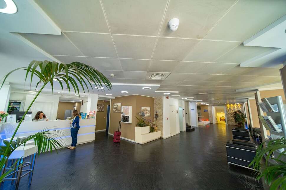Een foto van het interieur van Ibis Styles Palermo Cristal