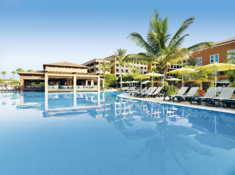 Een foto van het zwembad bij H10 Costa Adeje Palace