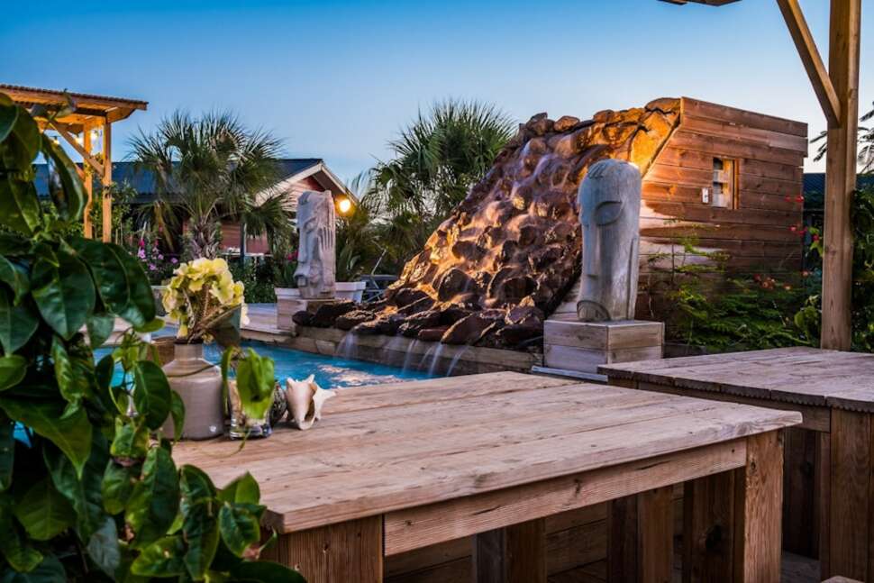 Een foto van het zwembad bij Red Palm Village