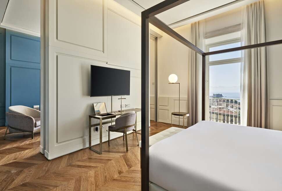 Ein Foto De Bonart Naples Curio Collection by Hilton