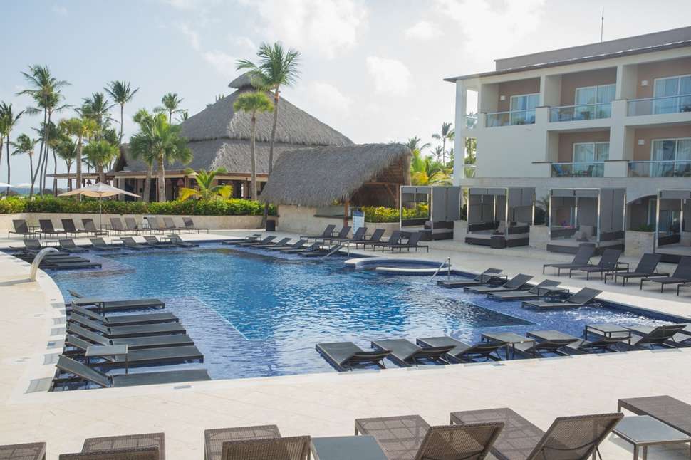 Een foto van het zwembad bij Royalton Punta Cana