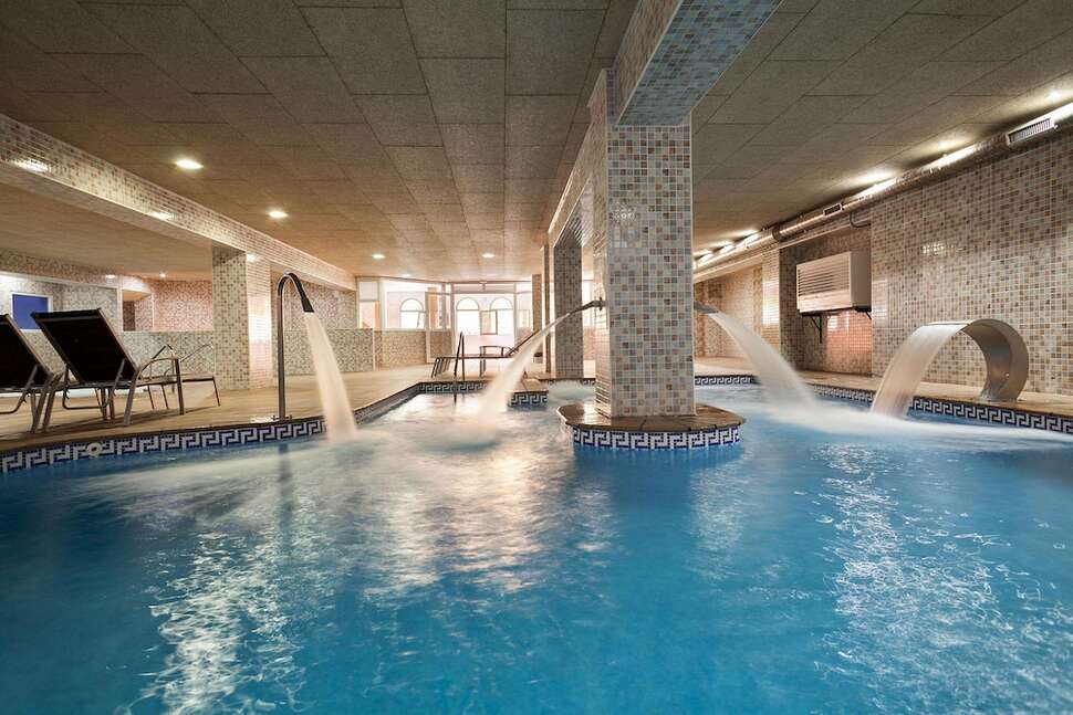 Een foto van het zwembad bij Aparthotel Best Alcazar