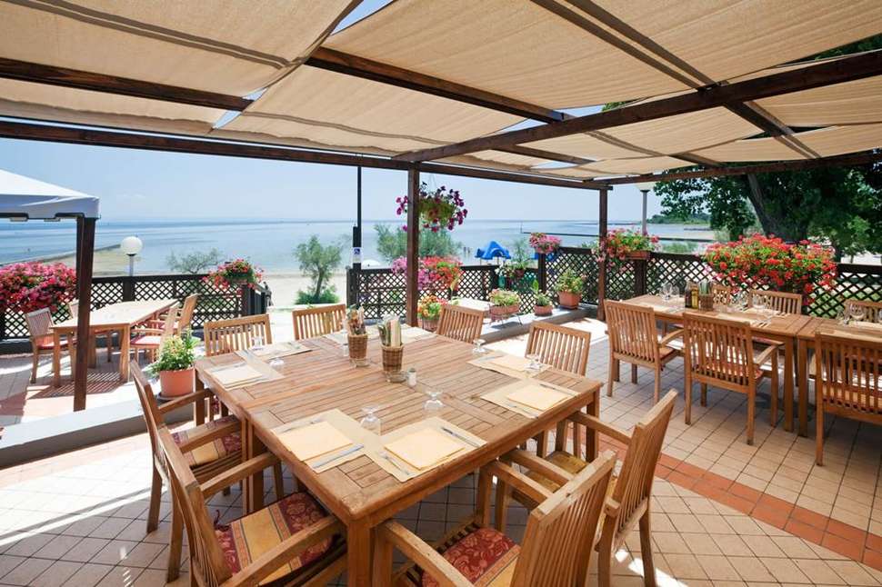 Een foto van het terras bij Club Del Sole Tenuta Primero Grado Family Collection