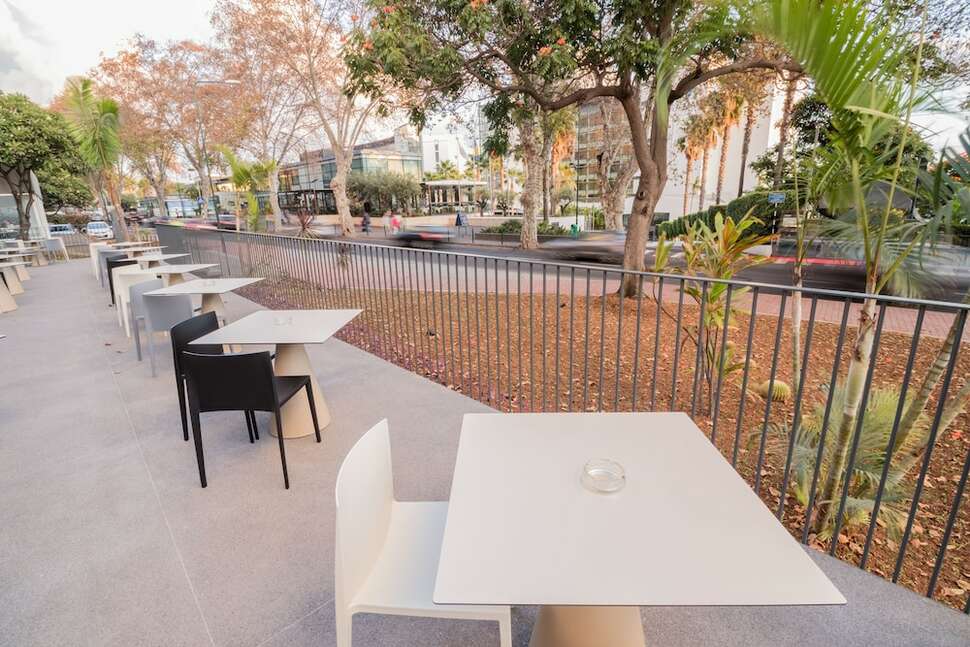 Een foto van het terras bij Girassol Hotel