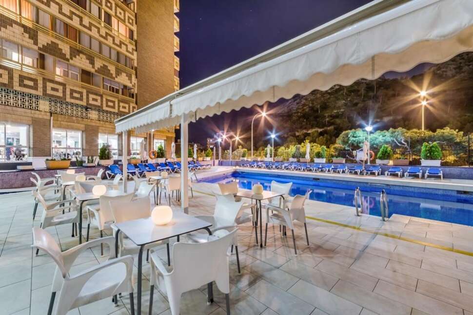 Een foto van het zwembad bij Sercotel Maya Alicante