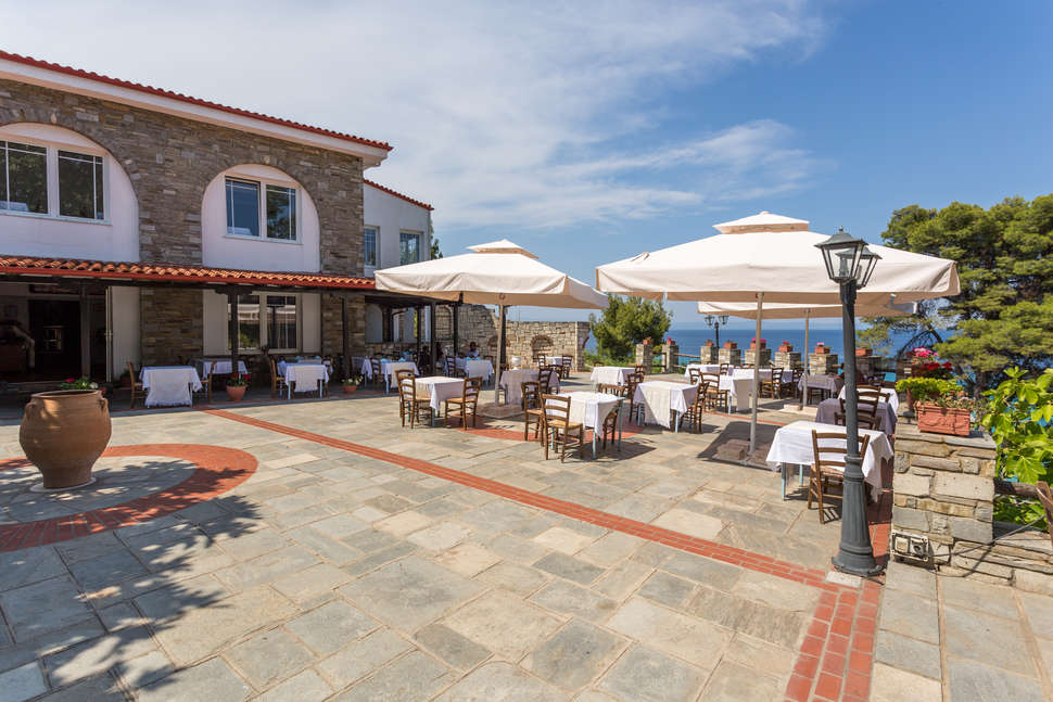 Een foto van het terras bij Alexander The Great Beach Hotel