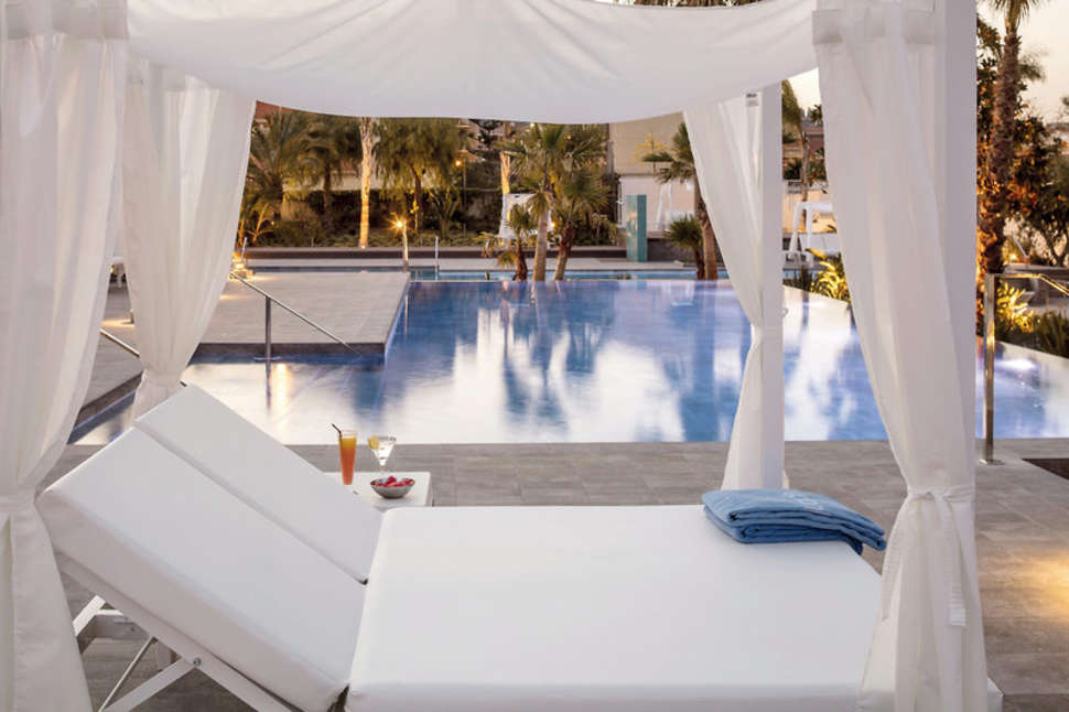 Een foto van het zwembad bij Aqua Hotel Silhouette & Spa ligbedden