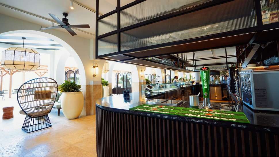 Een foto van het terras bij Mangrove Beach Resort