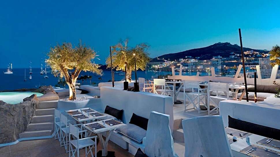 Een foto van het terras bij Kove Mykonos - A Myconian Collection Hotel