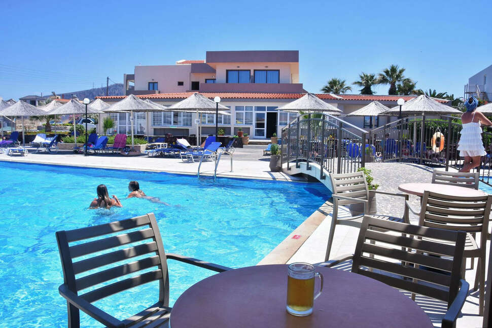 Een foto van het zwembad bij Hotel Kalia Beach