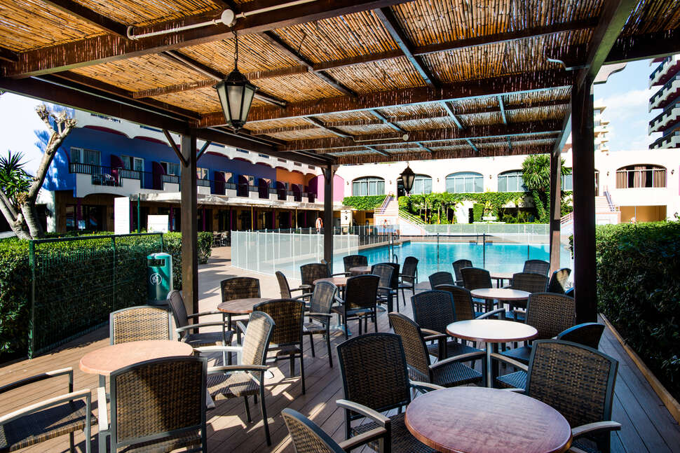 Een foto van het terras bij Hotel Monarque Fuengirola Park